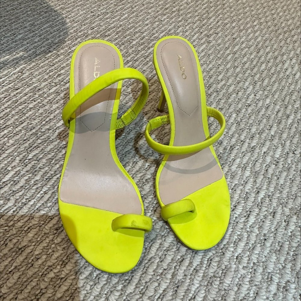 NEON YELLOW/HEEL SANDAL/SIZE 7 - NEVER WORN